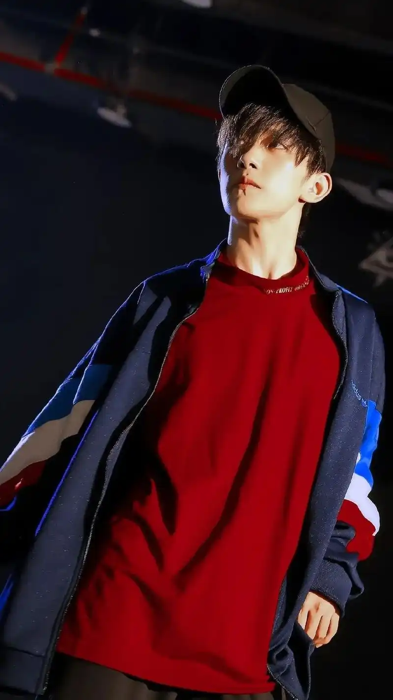 易烊千玺壁纸好看到炸裂啊这是什么神仙颜值太美了