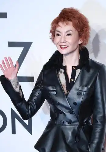 54岁张曼玉近照,染红发穿黑色皮衣,苹果肌太饱满!网友:脸僵!