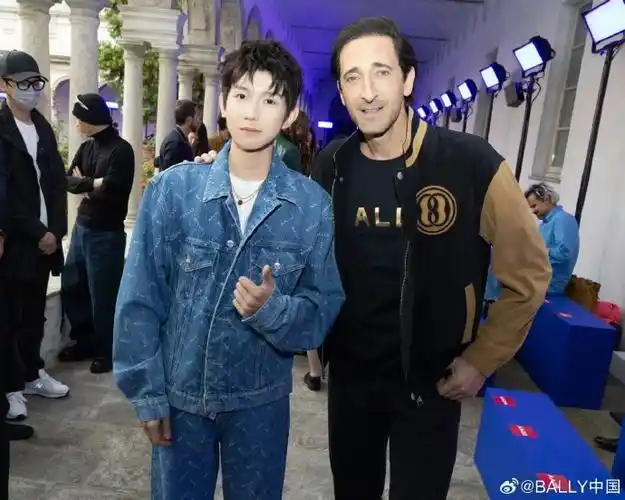 老板晒和王源合照#我们王源好帅气可爱 来看看王源和其他朋友的合照