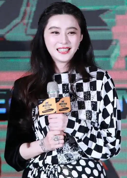 范冰冰出席活动发生惊人一幕镜头拉近那1秒歇斯底里