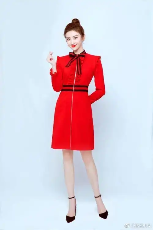鹅娘看春晚景甜亮相央视春晚身着中国红衬衫长裙搭配粉色耳环娇俏动人