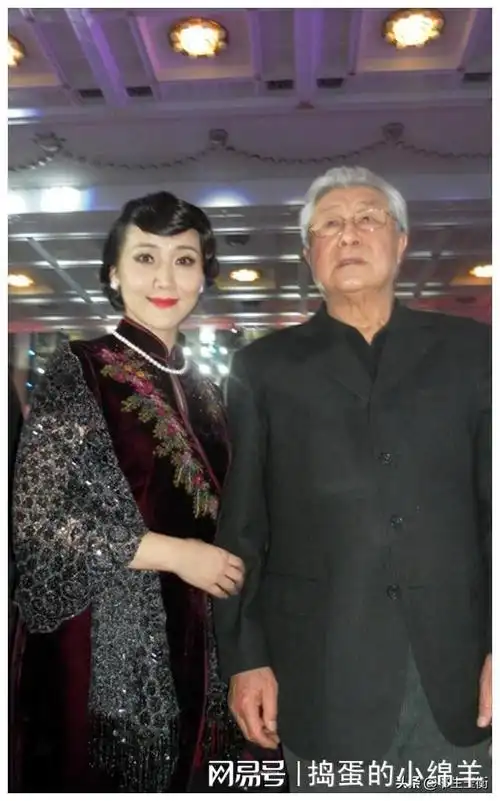 王心刚:带妻子远赴美国,随后又溜回养老,如今证明王铁成没讲错