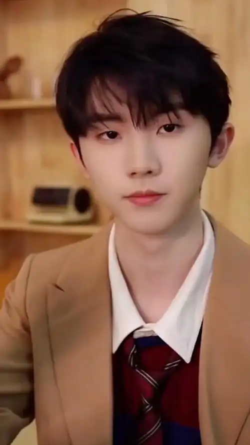 是又有虎牙又有兔牙的小茄一枚啊 马嘉祺意气风发超帅超可爱#宝藏男孩