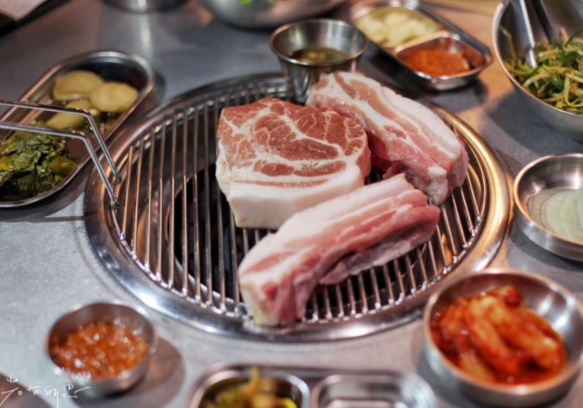 别再幻想了!这才是真实韩国烤肉,只能按人头点,游客:再也不爱