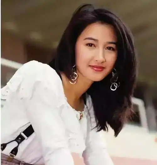 关咏荷,香港著名演员,与邵美琪,郭蔼明,陈松伶并称tvb第二代当家花旦