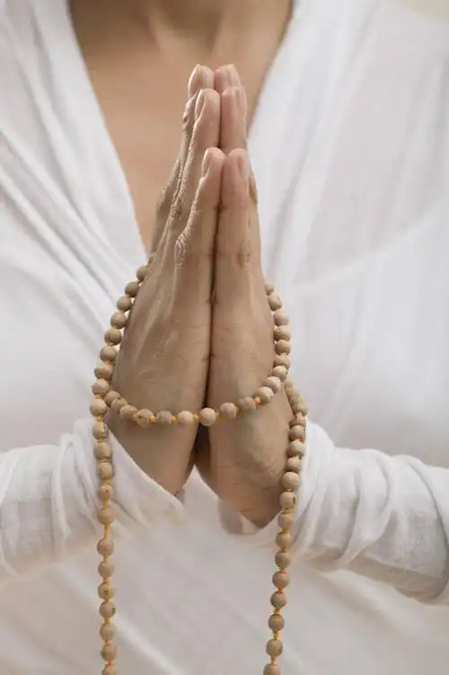 人,手,一个人,竖图,室内,特写,白天,正面,欧洲,非洲,黑人,欧洲人,双手