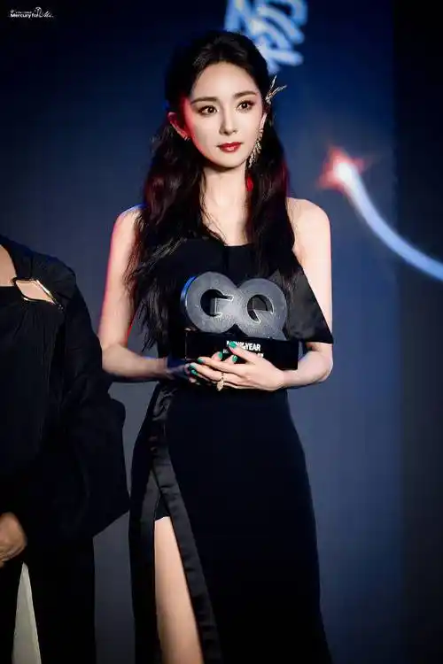 杨幂早期《男人装》珍藏写真大赏:性感火辣,她是当之无愧的人间尤物!