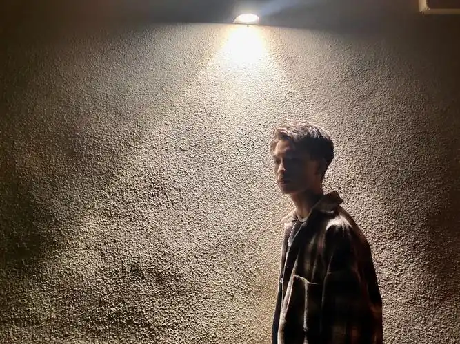 #侧脸 #拍出电影感 #暗黑系 #男生写真 - 抖音