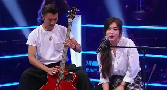 刘郡格打着卡洪鼓弯着腰唱歌,还能如此好听,真的不容易.