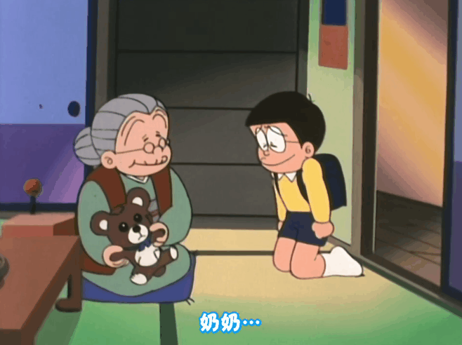 在一旁观望的大雄,终于忍不住跑上前,像小孩一样抱着奶奶撒娇式哭诉