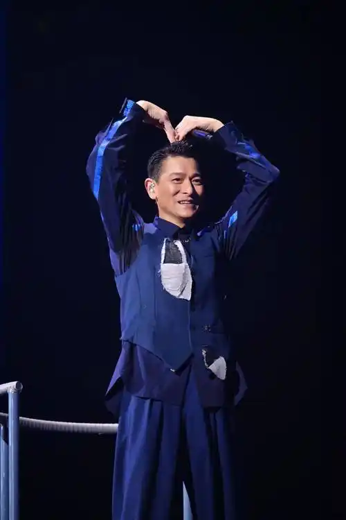 我回来了!"引得现场无数观众热烈欢呼.