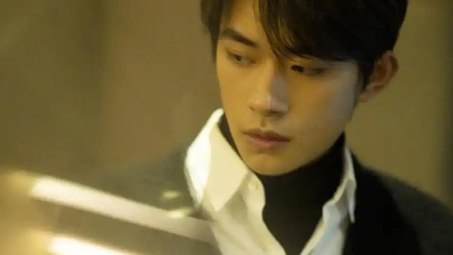 电脑壁纸 明星 大陆明星 易烊千玺黑色针织外套