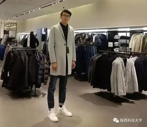 身高192cm的"运动男神",身高176cm的"标准女神"为陕科大代言!