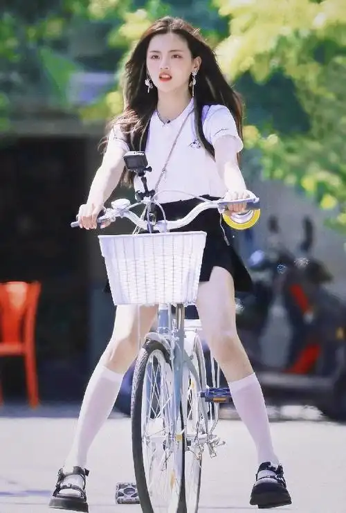 杨超越穿jk制服录节目被导演安排骑单车看到光腿那刻我酸了