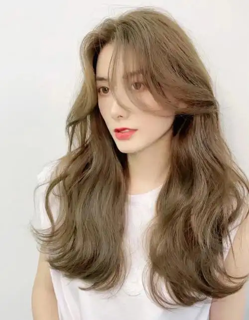 亚麻金棕色浅金亚麻色是一款超级显白的发色对于想染浅色发色的集美们