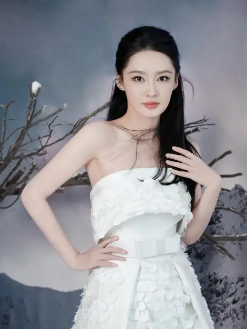 李沁接了芒果电视剧《桃花里》,导演是《去有风的地方》丁梓光,芒果