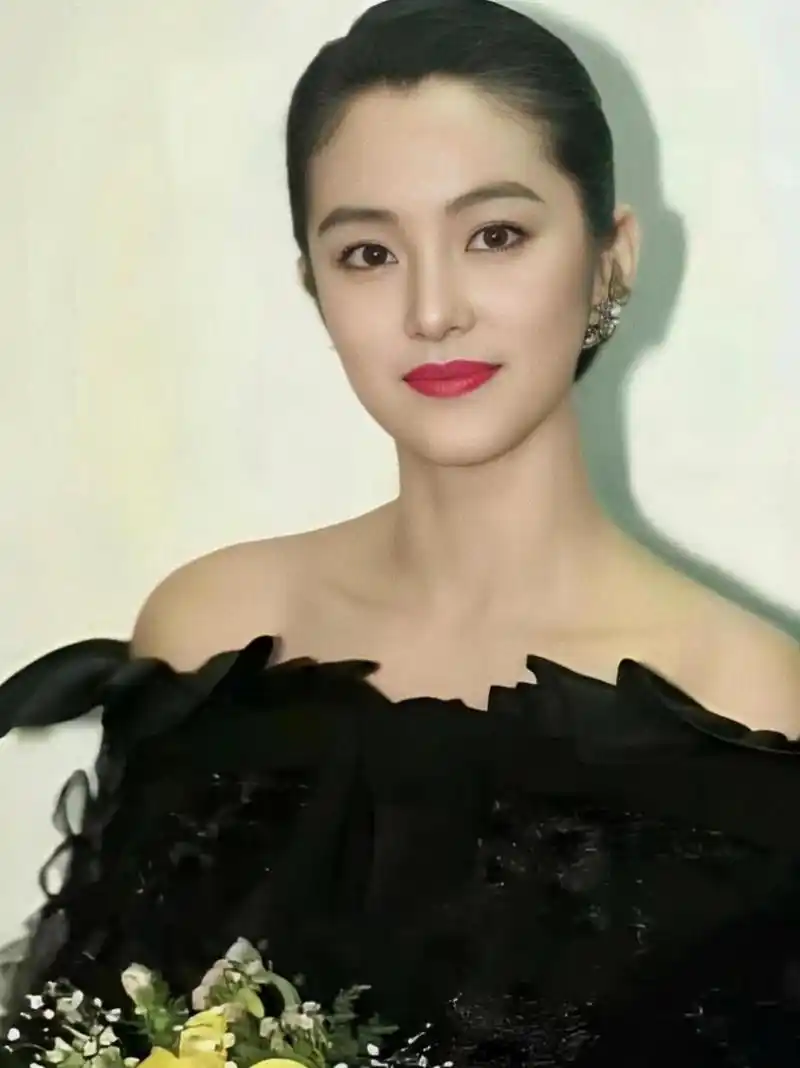 7215在网上看到一张林青霞年轻时的照片,真的是美的wu人neng及!