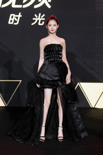 陈钰琪怼脸开直播透露体重过八十斤要减肥网友感叹太拼了