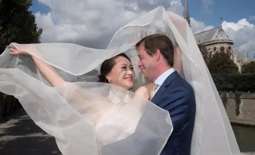 如今的宋佳在丈夫的支持下开了一家服装店,年过50的她也是国内外两头