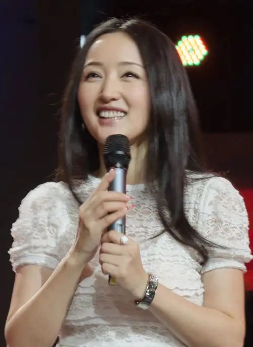 杨钰莹一组高清美图,笑容甜美,皮肤细嫩!这才是氧气美女!