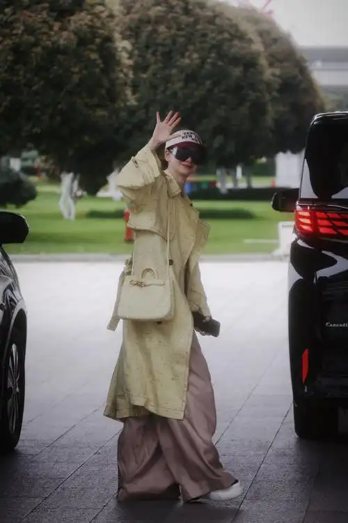 戚薇机场下班路透再次贡献美好私服造型.bv外套搭配同色系bv包袋.