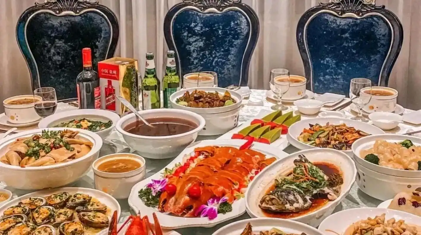 我28岁,在五星级大酒店工作,888包厢餐桌上的西京银鳕鱼分块未动,我