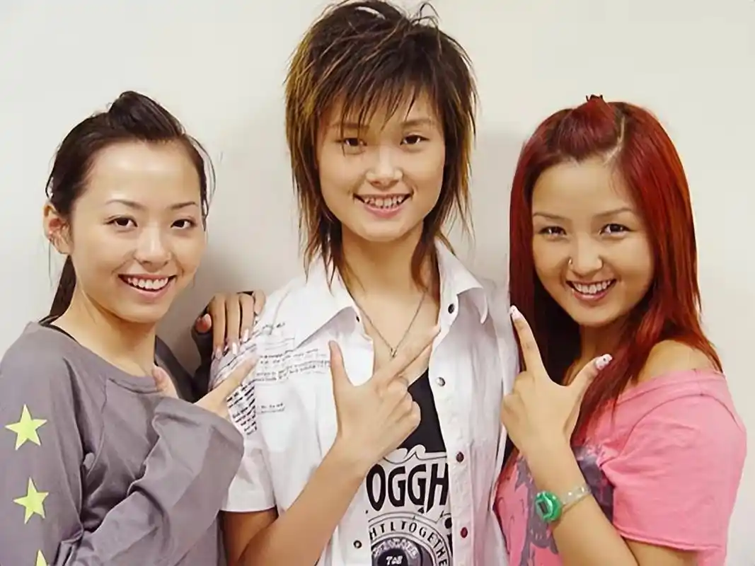 2005年超女,四川三强,论商业价值李宇春最好,论唱功张靓颖最好.