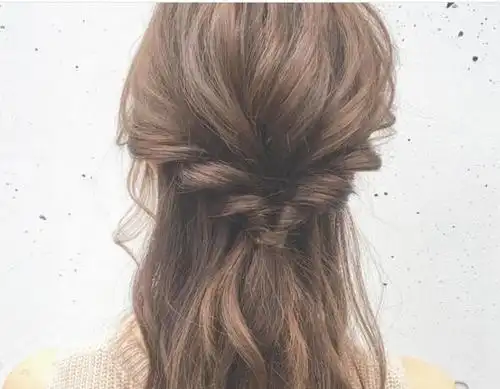 头发扎成了两条好看的小辫子,再别在了后面,这样的散发发型保持了好看