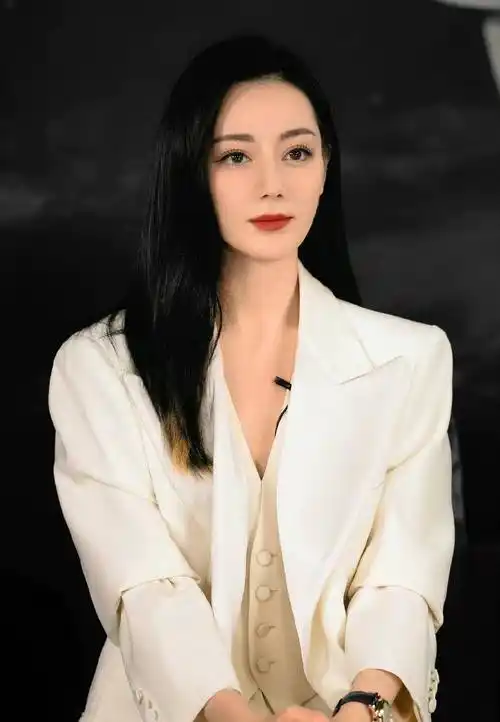 迪丽热巴黑白西装来袭,又美又好看,连坐姿都那么迷人_行为_身材_赔偿