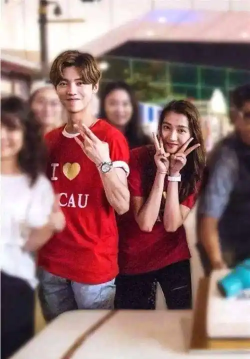 两个人的人气也是水涨船高,再加上公布恋情,可谓是就像当年angelaba