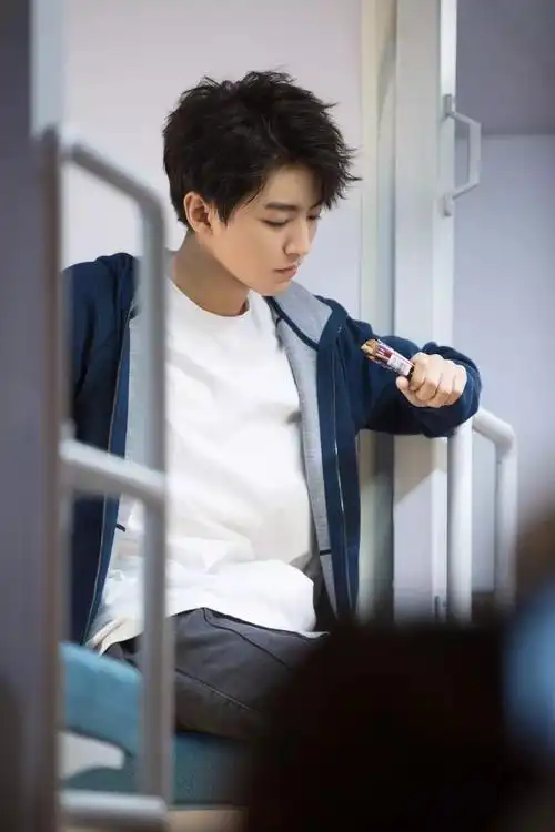 749局最新合影中王俊凯站在女生旁边笑的超开心