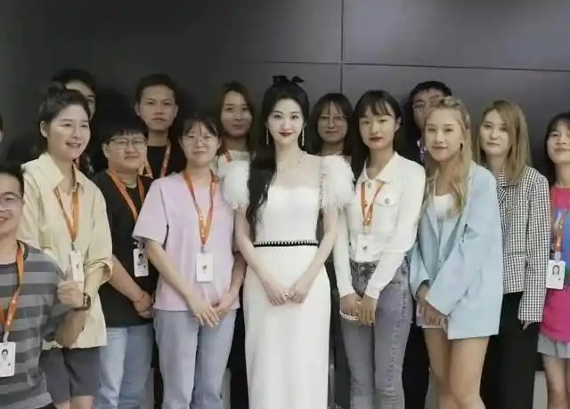 八卦死三天都没这么白人间反光板景甜合照曝光白到发光被网友调侃明星