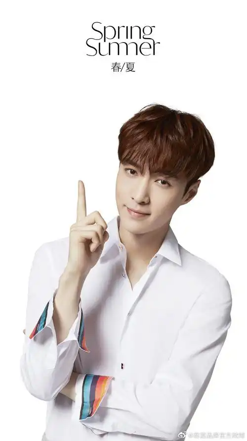 品牌为纪念代言人张艺兴出道八周年特别公开最新广告宣传图