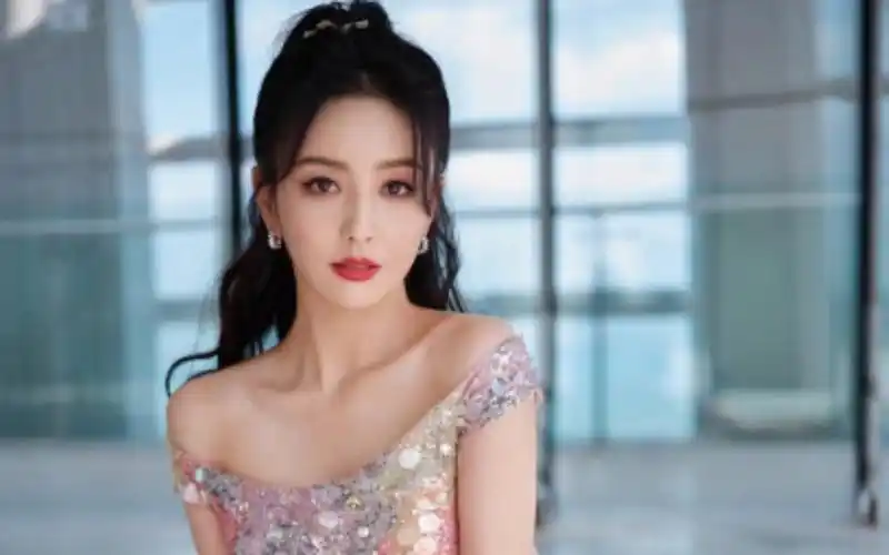 安利爱豆唠嗑会,爱豆佟丽娅亮片闪光装就很棒哦!