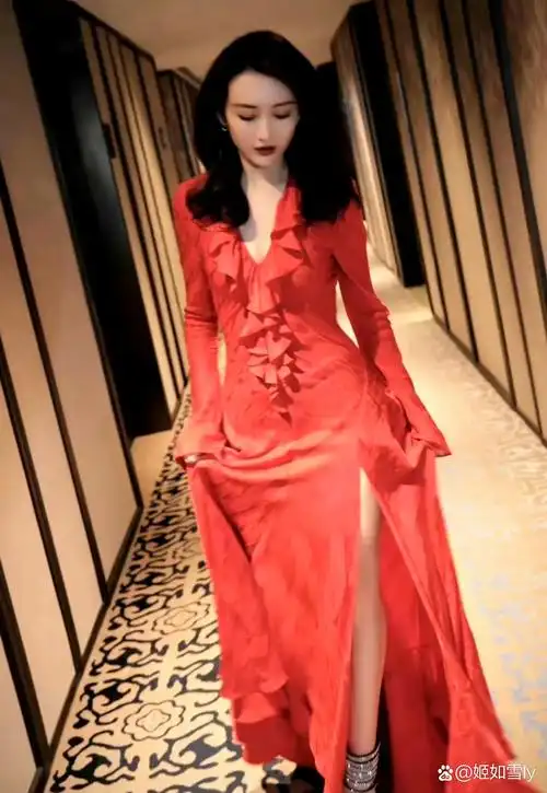 王鸥身着一袭红色连衣开叉裙很惊艳,热烈红色衬得肌肤胜雪,裙摆随步伐