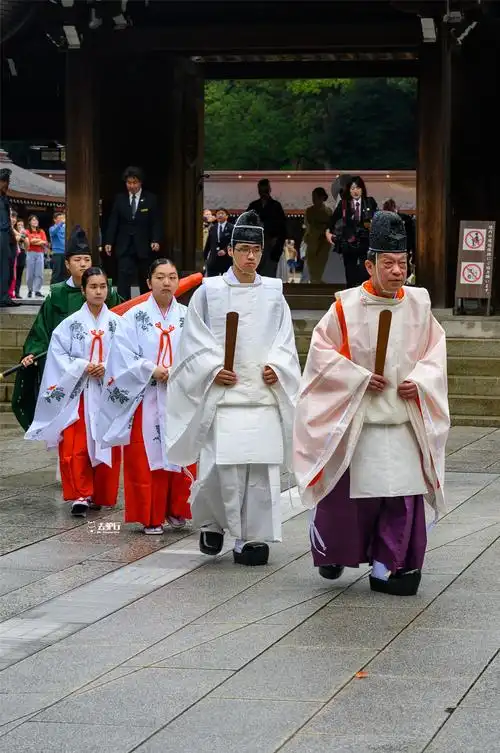 穿着木屐的队伍走得很慢,当经过神社主楼时神道教人员会摇晃手中的