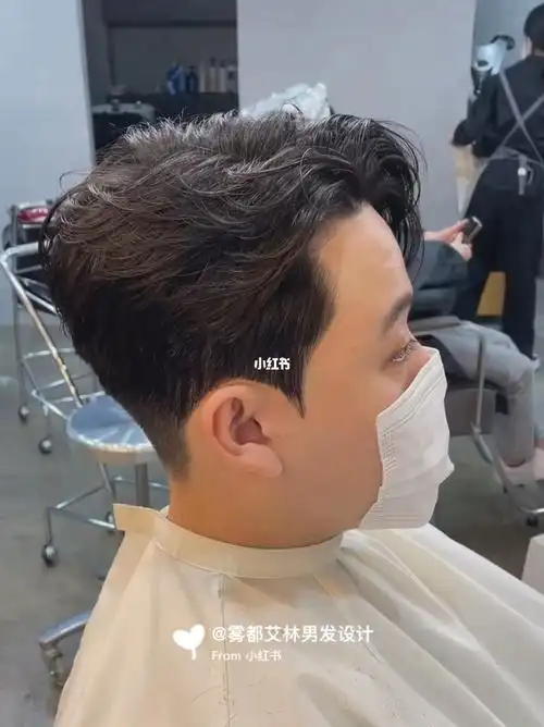 韩式二八分侧背头男生发型