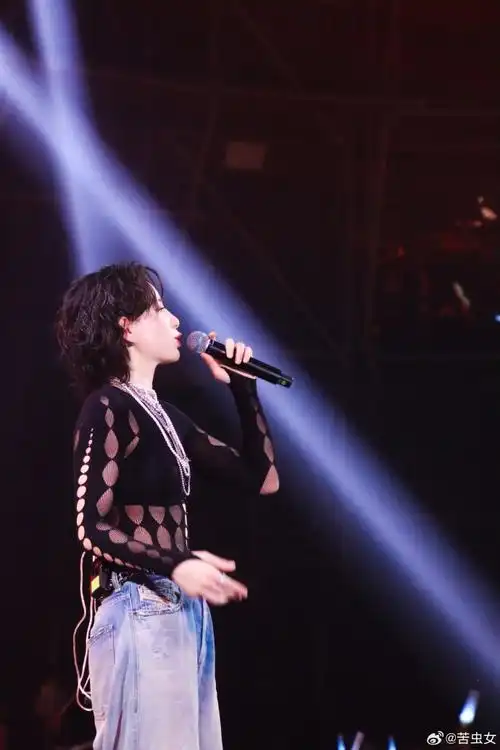 李斯丹妮超话lsdn#李斯丹妮2023全息ep#今晚是后背粉@李斯丹妮