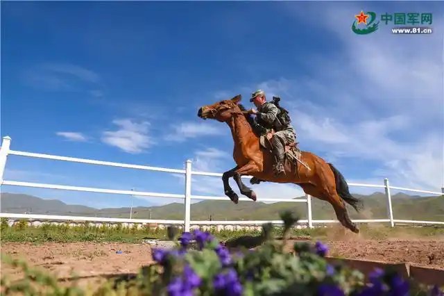 在海拔4200的青藏高原上,有这样一群策马奔腾的兵哥哥
