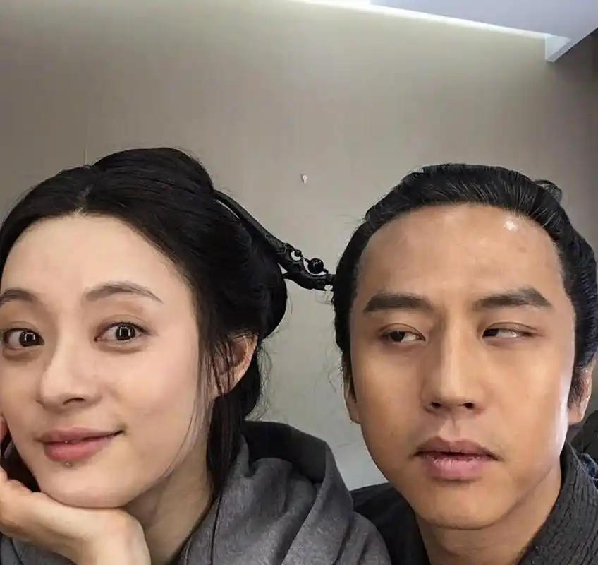 结婚11年仍恩爱 孙俪外出一小时就被信息灌爆 邓超为家人绝不应酬