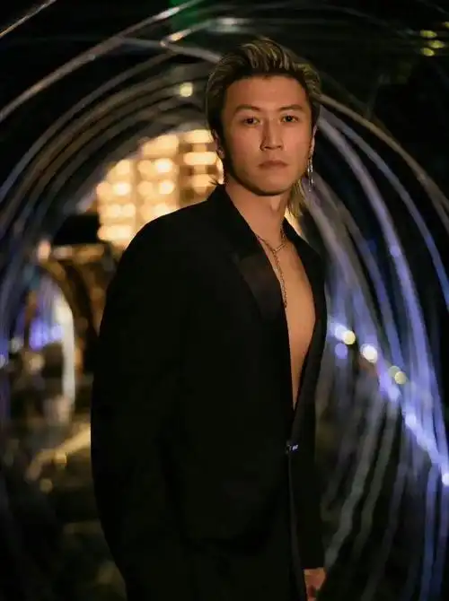 谢霆锋亮相上海国际电影红毯因为一双鞋不小心暴露自己真实身高