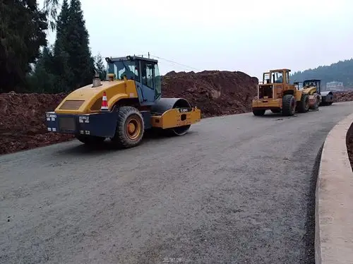 蓬安利溪镇至三坝乡公路改建工程水稳层已经铺设完毕