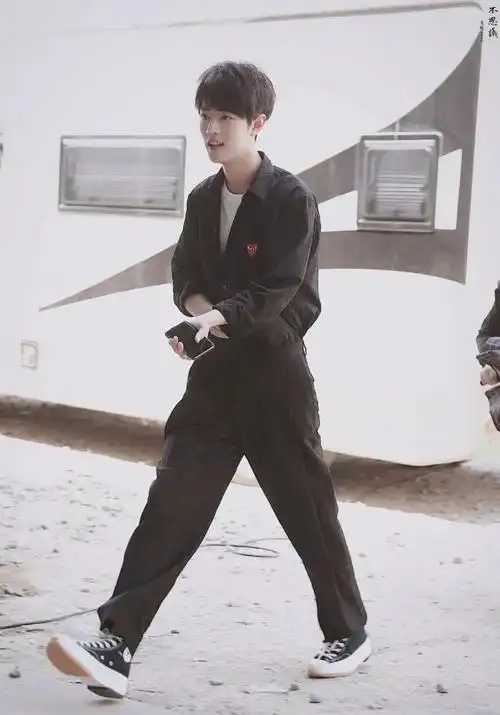 肖战劈叉式走路太抢镜了强化骨骼力量的大步幅步行法请收下