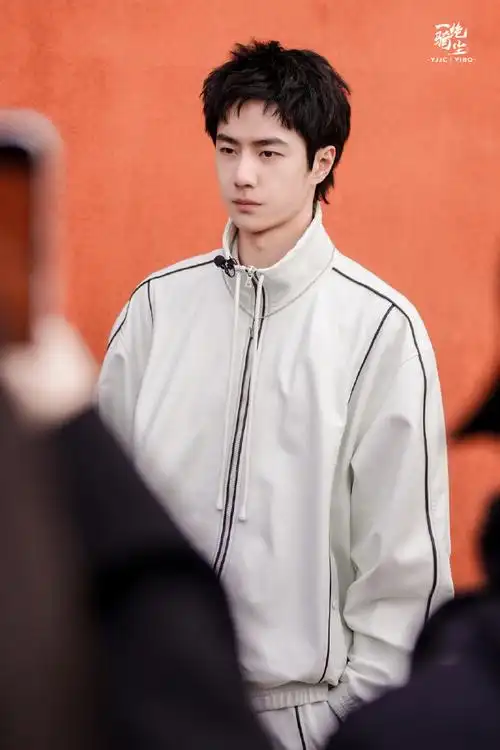 lacoste品牌全球代言人王一博##王一博巴黎时装周##王一博白色运动服