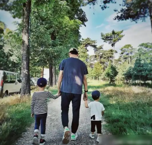 靳东晒父子三人合照,小儿子的鞋成焦点,网友:娶对老婆了