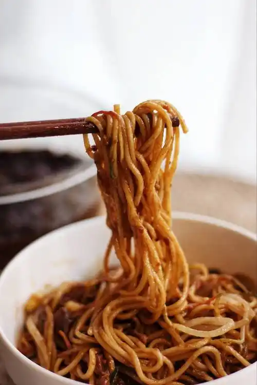 如何做炸酱面的酱才香(香辣炸酱面的家常做法) - 盒子游戏