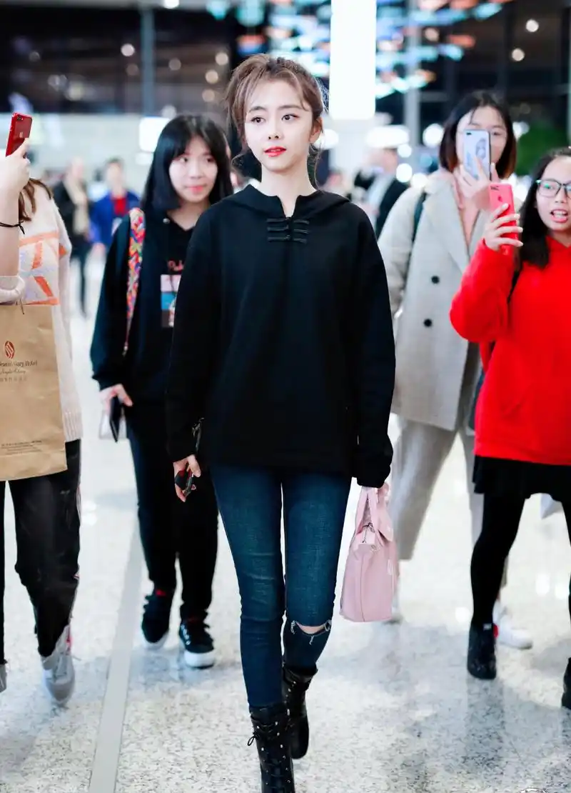 谭松韵机场黑色卫衣,尽显成熟风,网友直呼瘦了