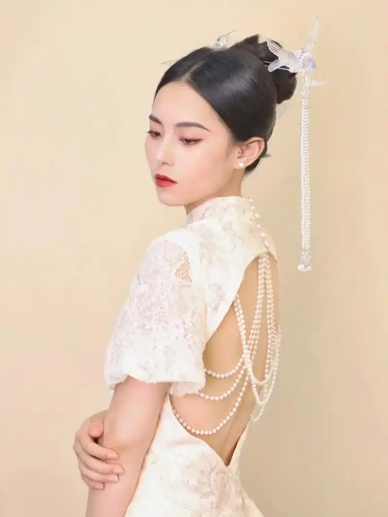 带着东方古韵风格的蕾丝旗袍,将东方女性的温柔 - 抖音