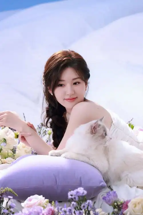 赵露思真的很爱紫色呀,身穿白色露肩裙仙气十足,在薰衣草氛围感下尽显