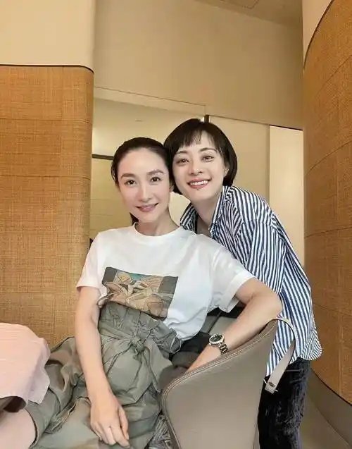 俩人相拥太有回忆,孙俪穿红装超惊艳_休闲_颜色_一身